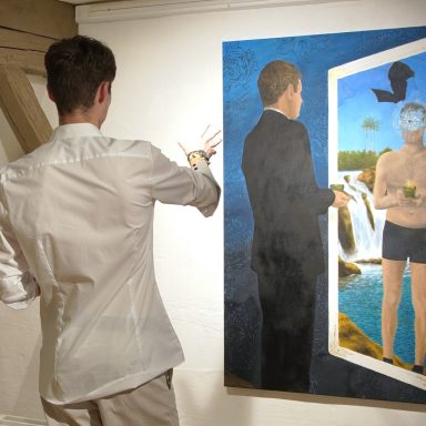 Ich erkläre eines meiner Gemälde bei der Vernissage im Kunstverein.