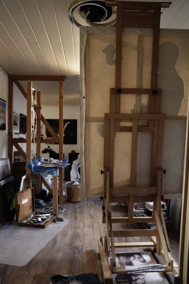 Meine Staffelei und Bilder an der Wand.