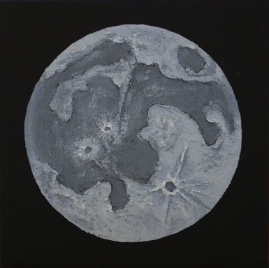 Kalter Vollmond Kalt und schön. Vollmond in kühlen Farben vor dunklem Himmel.