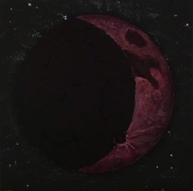 Sichelblutmond Bedrohlich, rot leuchtender Sichelmond. Dunkler Himmel mit wenigen Sternen.
