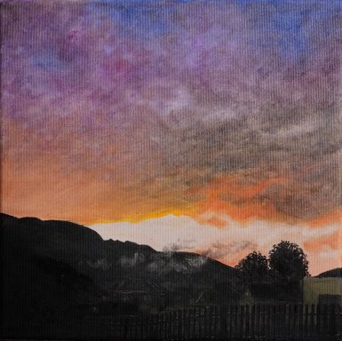 Sonnenuntergang in Rumänien Inferno, das Gefühle auslöst. Sonnenuntergang in leuchtenden Farben über rumänischem Dorf.
