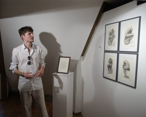 Ich erkläre im Kunstverein meine Zeichnungen.
