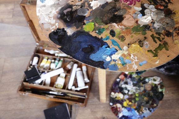 Farben auf meiner Palette und die Tuben im Malkoffer.