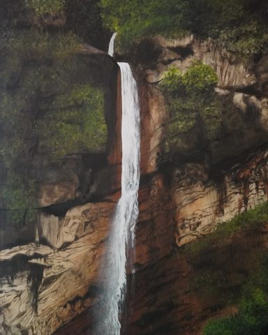 Schweizer Wasserfall Macht der Natur, Vergänglichkeit alles Lebenden, Fall des Großen. Ein Wasserfall stürzt aus großer Höhe in die Tiefe über die Felsen.